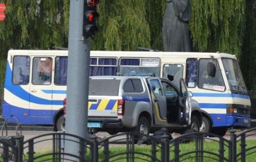 В Луцке террорист захватил автобус с заложниками