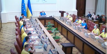 На заседание Кабмина министры пришли в футболках сборной Украины