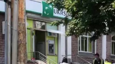 В Киеве пожилая женщина с игрушечным пистолетом ограбила банк