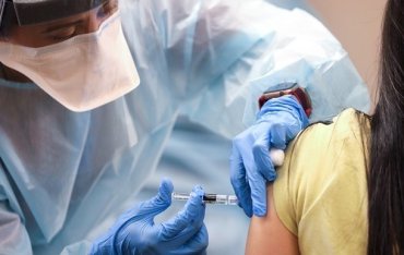 Большинство американцев за обязательную вакцинацию от коронавируса.