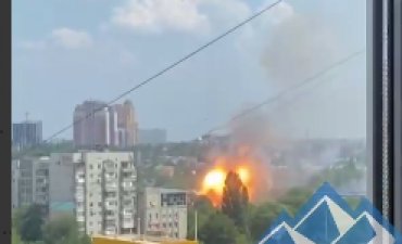 В Донецке мощно горит и детонирует склад боеприпасов оккупантов. Видео
