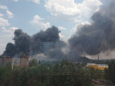 Донецк накрыло черным дымом: на военных складах продолжаются мощные взрывы. Видео
