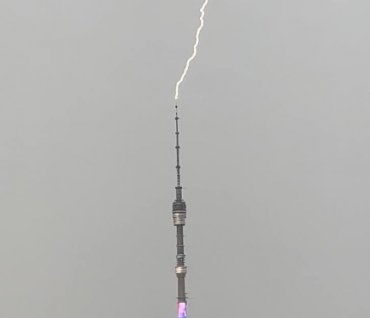 В Москве молния ударила в Останкинскую башню. Видео