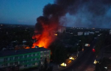 В Макеевке сильные взрывы и пожар: над городом густой дым. Видео