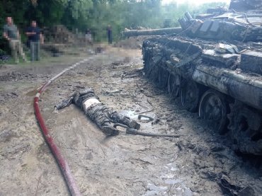На Черниговщине из реки вытащили два российских танка с экипажами. Фото