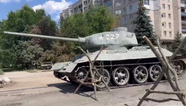 По Лисичанску ездил советский танк Т-34