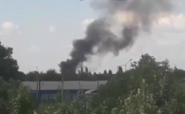 В Донецке пылает и детонирует склад с боеприпасами в Петровском районе