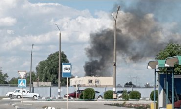 В Енергодарі пролунав вибух на російській базі: валить чорний дим. Відео