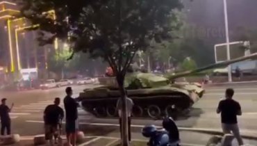 У Китаї вивели танки на вулиці міст: країна на межі фінансового колапсу