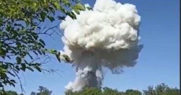 Вранці у Каховці пролунали вибухи: над містом стовп диму