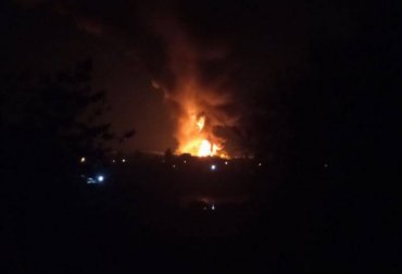 У Донецьку з ночі потужно палає російська нафтобаза. Відео