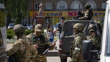Окупанти завезли в Мелітополь піарників та шукають масовку для “референдуму”