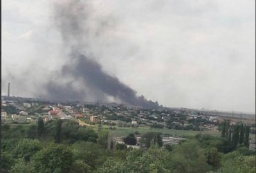 Під Чорнобаївкою знову пролунали вибухи: валить дуже густий дим
