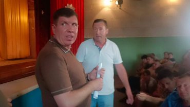 Народного депутата Гунька зустрічають в окрузі на Чернігівщині вигуками «Ганьба»