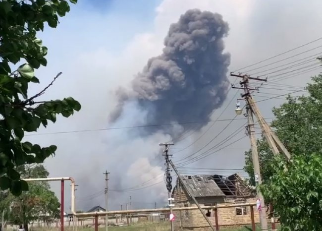 В Крыму на складе боеприпасов произошел взрыв: объявлена эвакуация