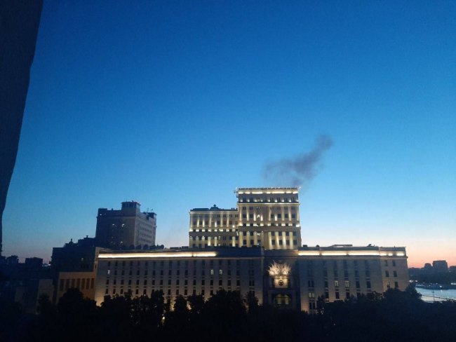 Москву атаковали беспилотники: возле минобороны РФ поднимается дым