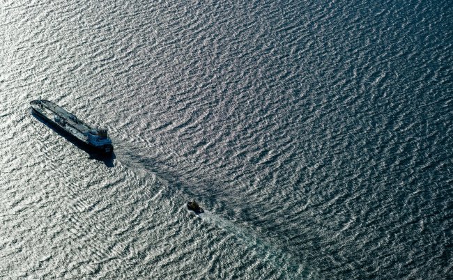 Росія тоне в нафті: Танкери тижнями блукають в морях, шукаючи покупців – Bloomberg