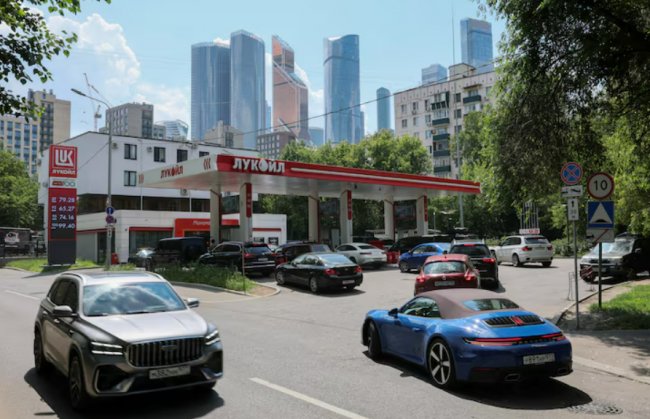 Росія перенаправляє паливо з Сибіру, щоб захистити Москву від дефіциту — Reuters