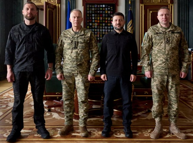 Зеленський звільнив Сирського, але не заспокоїв вулицю — The Guardian