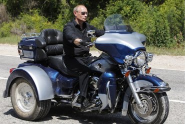 Путин на мотоцикле нарушил ПДД, но штраф не заплатил