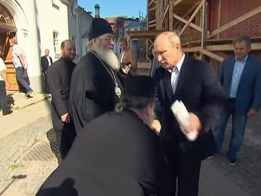 «Архиерею» Путину монах целует руки. Януковичу тоже целовали…