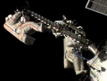 Российские космонавты провели шесть часов за бортом МКС