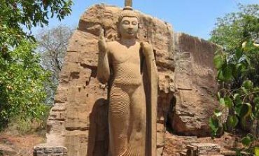 На Шри-Ланке французских туристов осудили за фотографии статуи Будды
