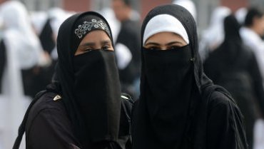 Шведские депутатки устроили протест в хиджабах