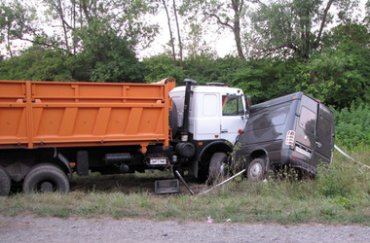 В Хмельницкой области столкнулись грузовик с микроавтобусом – 9 погибших