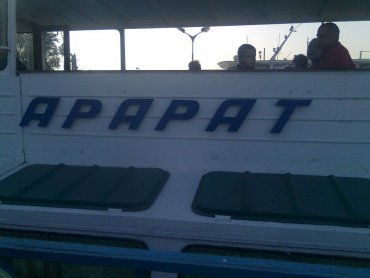 Российские туристы в Херсоне приказали снять с теплохода украинскую символику и уволили экипаж