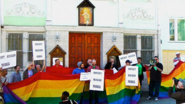 В США гей-активисты устроили акцию протеста у русского собора