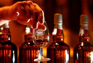 Роспотребнадзор обнаружил опасные вещества в американском виски