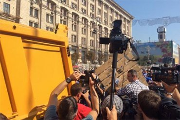 На Майдане начали разбирать баррикады