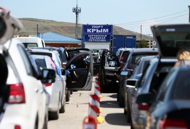 Машины почти сутки стоят в очереди, чтобы попасть в Крым