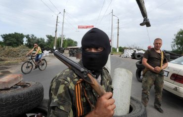 Боевики ДНР охраняют дом Януковича