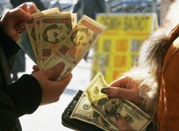 У украинцев заканчиваются сбережения: уже полгода продажа долларов превышает их покупку