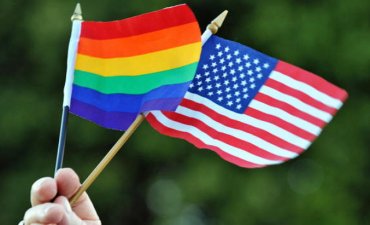 Американка подала в суд на всех геев в качестве представителя Бога