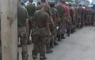 Украинским солдатам приходится отстаивать двухчасовые очереди за едой