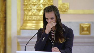Отстраненная от Олимпиады Елена Исинбаева расплакалась на встрече с Путиным