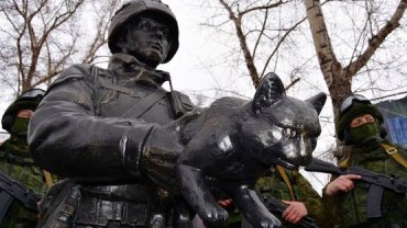 Памятник «зеленому человечку» с котом в Крыму стал еще забавнее после реставрации