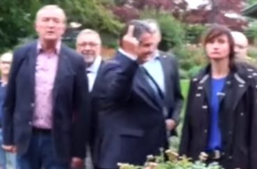 Вице-канцлер Германии показал средний палец митингующим