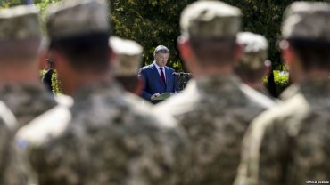 Порошенко допустил введение военного положения в Украине