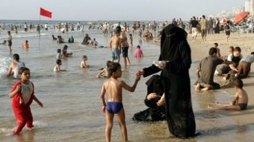 Во Франции мусульманку оштрафовали за хиджаб на пляже