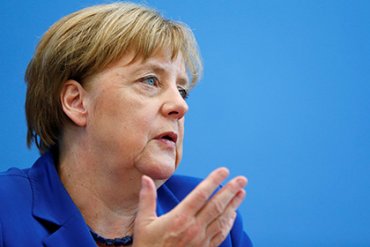 Меркель считает, что снимать санкции с России еще рано