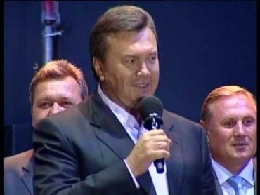 Во время избиения студентов на Майдане Янукович пел песни в караоке