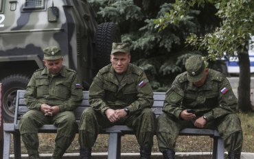 Жители оккупированного Донбасса избивают российских военных