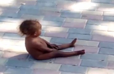 В Тернополе возле кладбища нашли голого черного ребенка