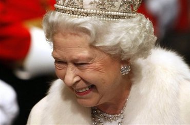 Королева Елизавета II лишила принца Чарльза трона