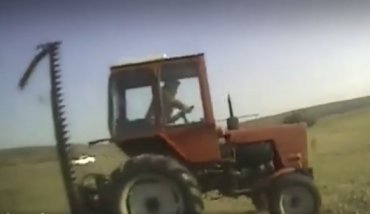 Пьяный россиянин пытался уйти от погони на тракторе