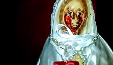 В Аргентине , статуя Девы Марии заплакала кровавыми слезами